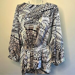 Violet & Claire black/white top w/matching waist sash. Sz L. Preowned. Like new.